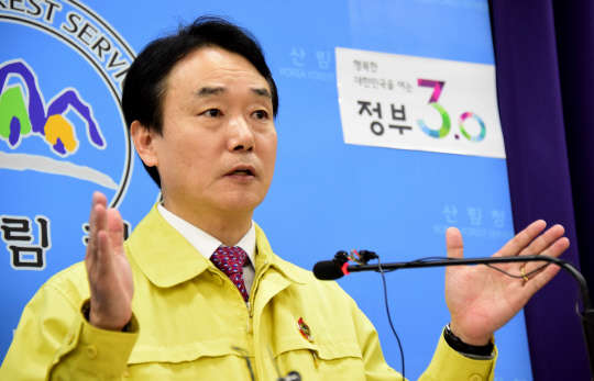 김용하 산림청 차장이 27일 정부대전청사에서 '2016년도 전국 산불방지 종합대책'에 대해 브리핑을 진행하고 있다.  산림청 제공